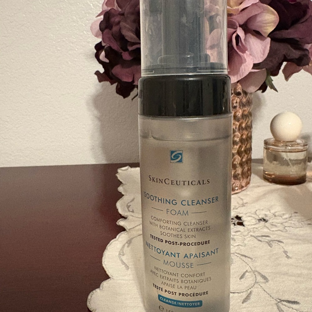 SkinCeuticals Soothing Cleanser Foam - Clear and White